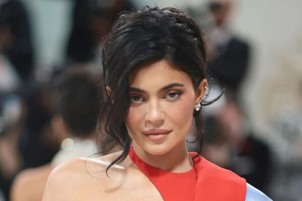 Kylie Jenner: The Power of Branding, Social Media, and Entrepreneurial Vision Kylie Jenner